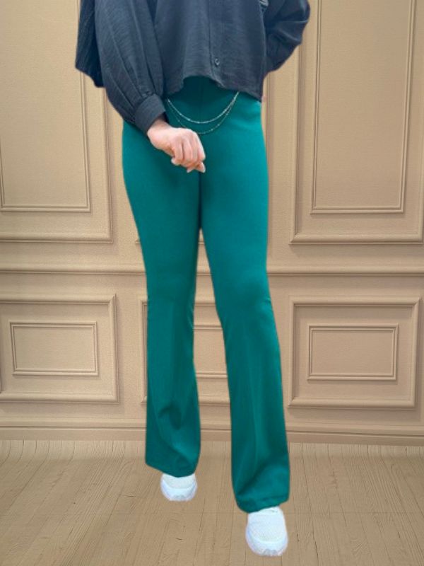 نمای جلوی شلوار سبز کرپ مازراتی دمپا با قد ۱۰۰ سانتیمتر و کمر کشی