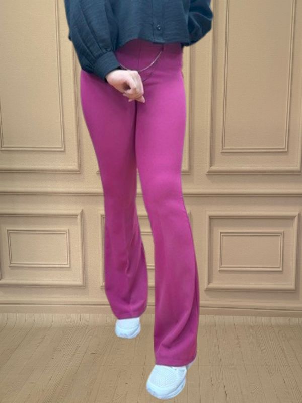 نمای جلوی شلوار سرخابی کرپ مازراتی دمپا با طراحی کمر کشی و فرم شیک