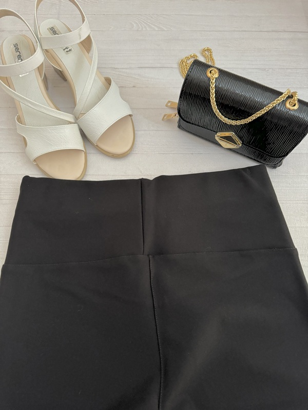 نمای کمر شلوار زنانه سوزنی گندار از پشت روی زمین