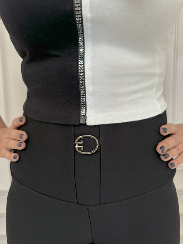 نمای کمر شلوار زنانه سوزنی گندار با کمر تمام کش در تن مانکن