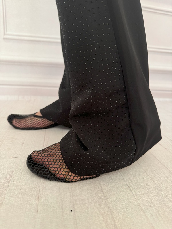 نمای دمپای شلوار زنانه مشکی از جنس غواصی نگیندار در تن مانکن