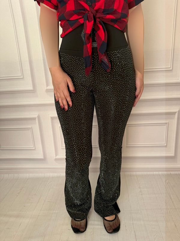 شلوار غواصی زنانه نقرهای نگیندار با مدل دمپا، نمای جلو در تن مانکن