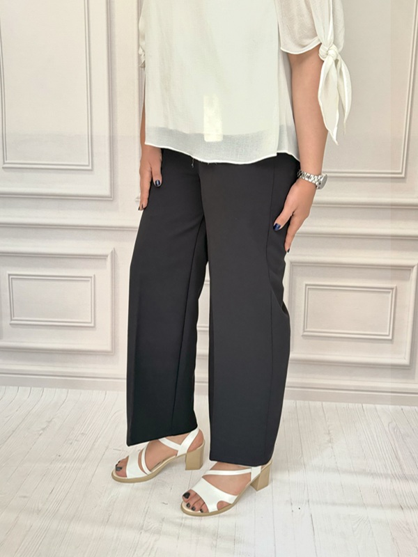 نمای بغل شلوار بگ زنانه مشکی از پارچه مازراتی – طراحی آزاد و راحت