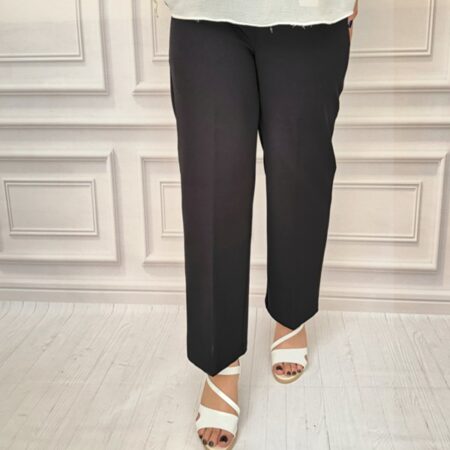 شلوار زنانه مشکی مدل بگ از جنس مازراتی با قد ۱۰۰ سانتی‌متر، نمای جلو در تن مانکن