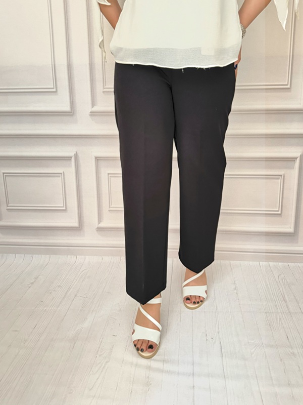 شلوار زنانه مشکی مدل بگ از جنس مازراتی با قد ۱۰۰ سانتی‌متر، نمای جلو در تن مانکن