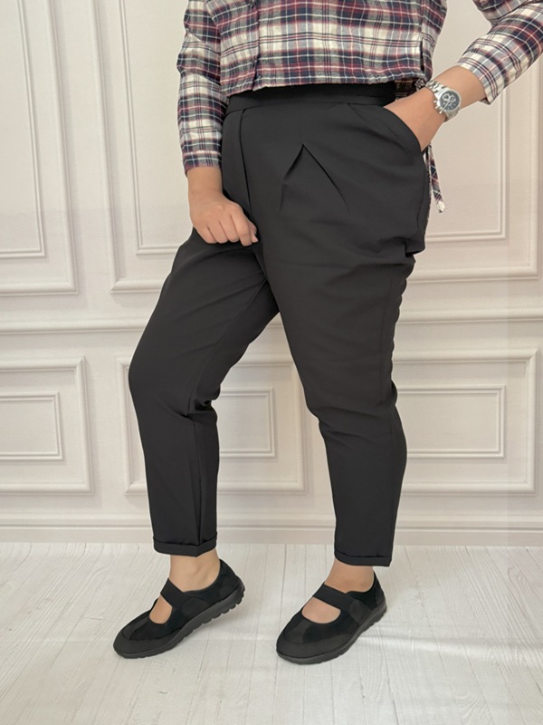 شلوار مازراتی زنانه رنگ مشکی با فرم پاکتی، نمای بغل در تن مانکن