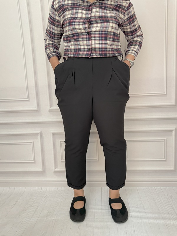 شلوار زنانه مشکی پاکتی مازراتی، نمای جلو در تن مانکن با حالت دست در جیب