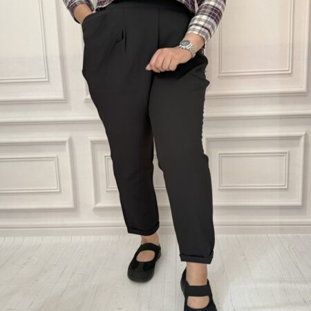 شلوار زنانه مشکی از جنس مازراتی با طراحی پاکتی و قد ۱۰۰، نمای جلو در تن مانکن