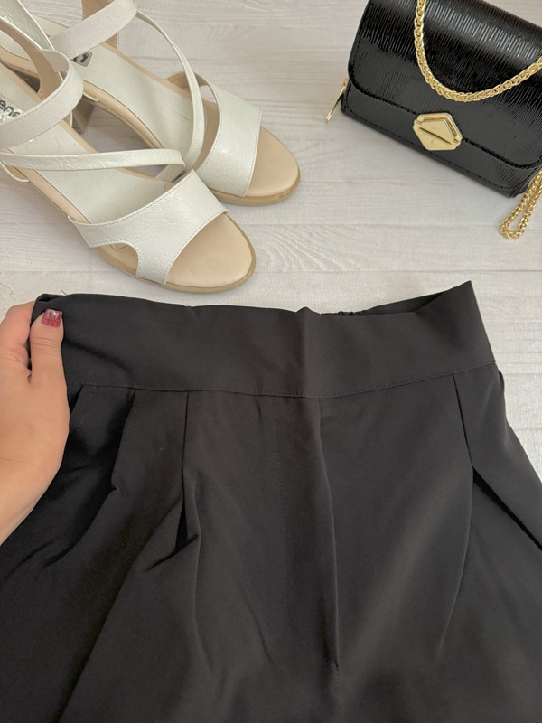 نمای قسمت جلوی کمر شلوار زنانه مشکی مازراتی روی زمین