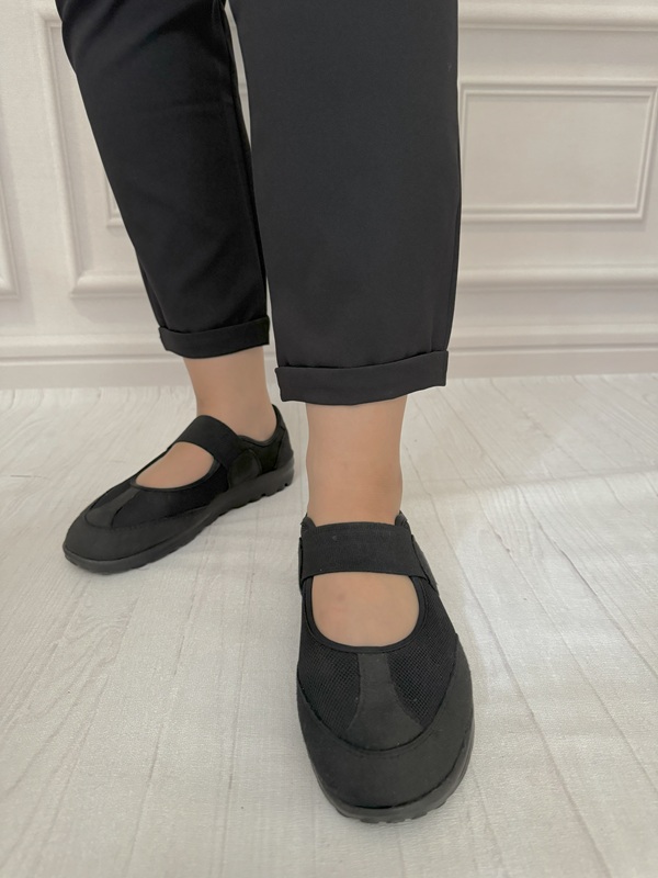 نمای دمپای شلوار زنانه مشکی مازراتی با طراحی پاکتی در تن مانکن