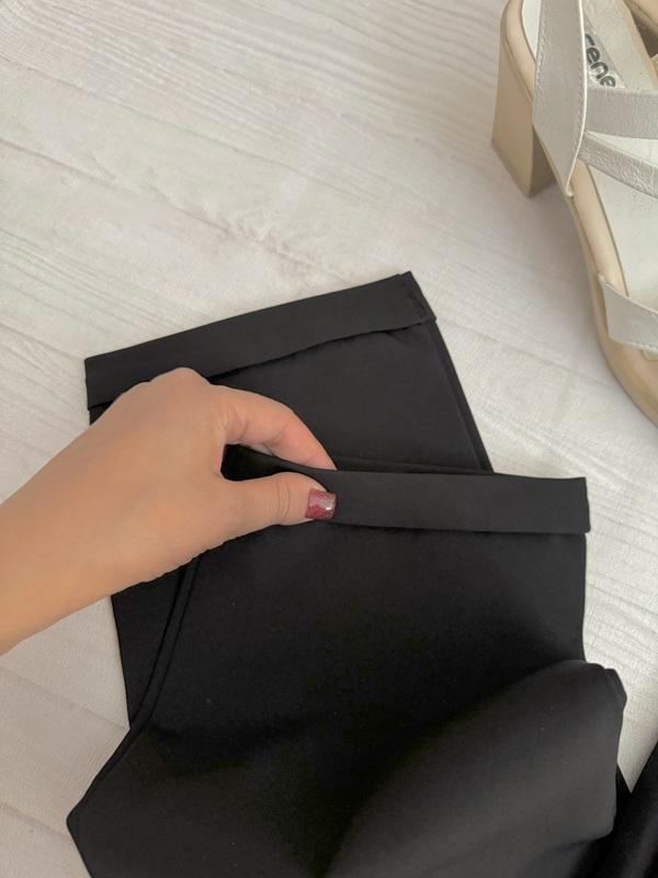 نمای دمپای شلوار مازراتی زنانه مشکی پاکتی روی زمین