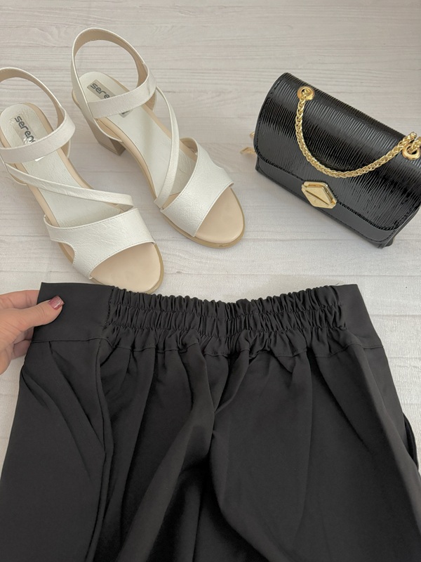 نمای پشت کمر شلوار زنانه پاکتی مازراتی مشکی روی زمین