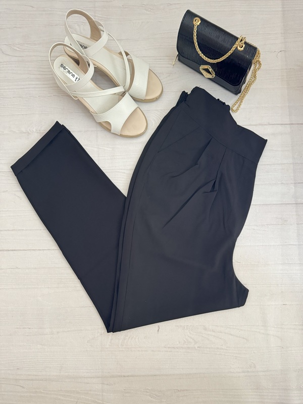 شلوار زنانه مشکی با پارچه مازراتی و طراحی پاکتی، نمای کامل روی زمین