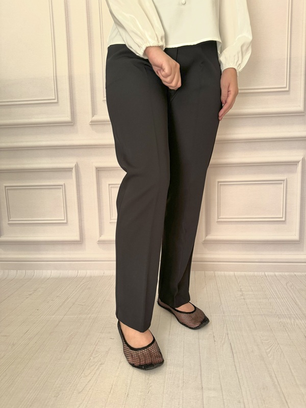 نمای بغل شلوار زنانه مازراتی مشکی چاک‌دار