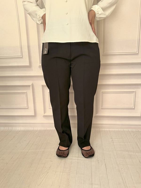 شلوار زنانه مشکی از پارچه مازراتی، مدل چاک‌دار با قد ۱۰۰، نمای جلو در تن مانکن