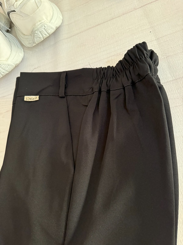 نمای نیمه جلوی کمر ساده و پشت کشدار شلوار زنانه مازراتی مشکی