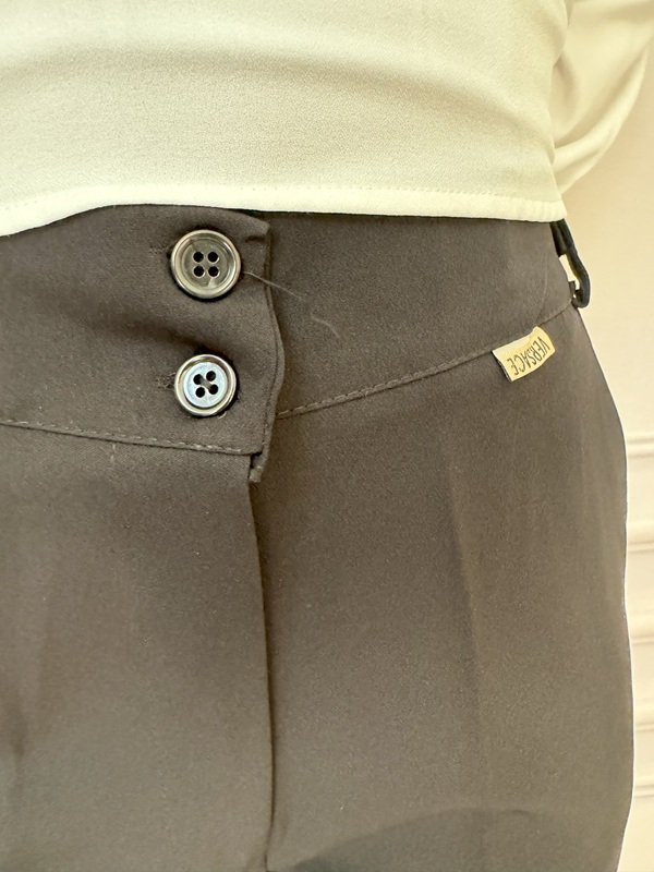 نمای قسمت جلوی کمر شلوار مازراتی زنانه چاکدار مشکی – کمر ساده با طراحی صاف