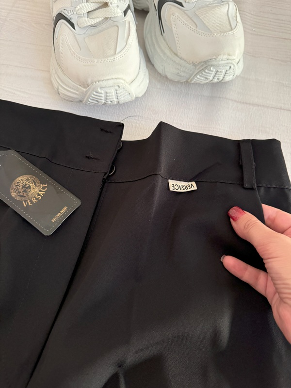 شلوار مازراتی زنانه مشکی، دست در جیب در حالت قرارگیری روی زمین – نشاندهنده فرم طبیعی پارچه