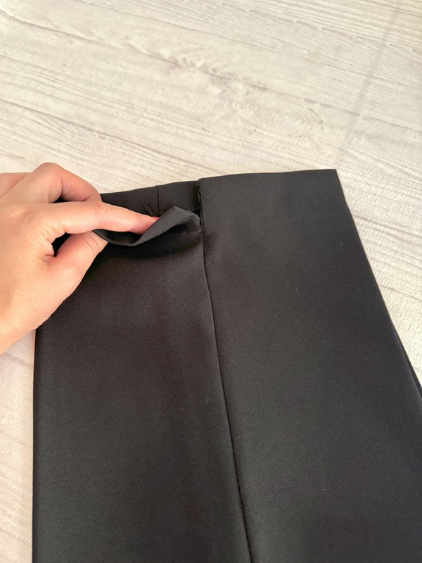 نمای دمپای چاکدار شلوار زنانه مشکی مازراتی روی زمین – پارچه با برش تمیز و حرفهای