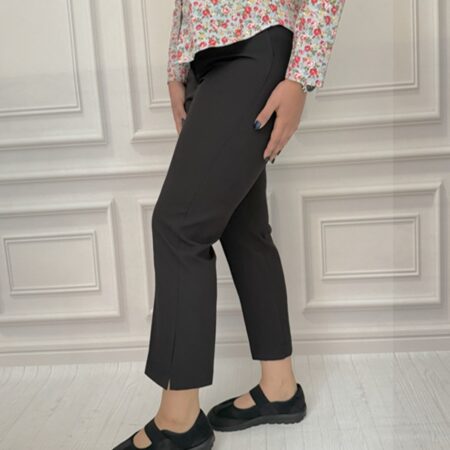 نمای بغل شلوار مازراتی چاکدار کلاسیک مشکی با پارچه بدون کشسانی در تن مانکن