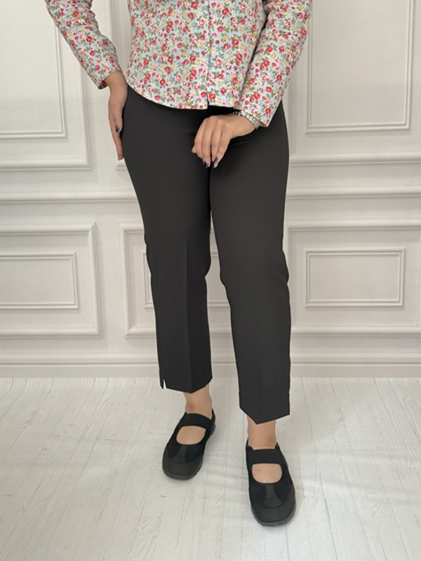 نمای جلوی شلوار مازراتی چاکدار کلاسیک مشکی با قد ۹۰ سانتی‌متر در تن مانکن