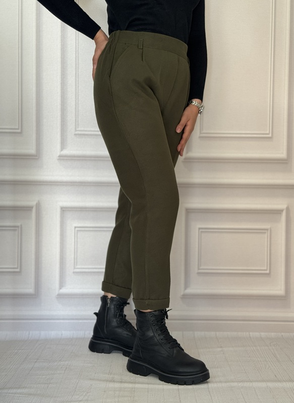 شلوار مام فوتر زنانه سبز با تن‌خور نیم‌رخ