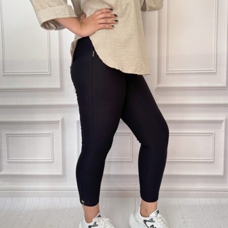 نمای بغل شلوار مشکی نخ سوزنی چاکدار کمرگن دار با طراحی راحت و شیک در تن مانکن