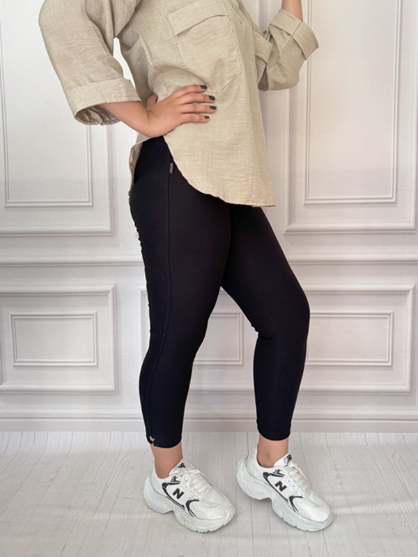 نمای بغل شلوار مشکی نخ سوزنی چاکدار کمرگن دار با طراحی راحت و شیک در تن مانکن