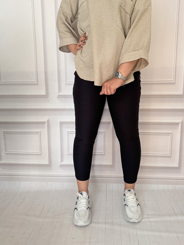 نمای جلوی شلوار مشکی نخ سوزنی چاکدار کمرگن دار با پاچه‌های چاکدار پروانه‌ای در تن مانکن