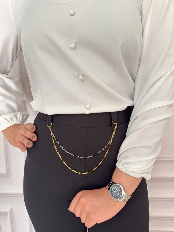 نمای جلوی شلوار مشکی کرپ مازراتی دمپا با کمر کشی و زنجیر تزیینی در تن مانکن