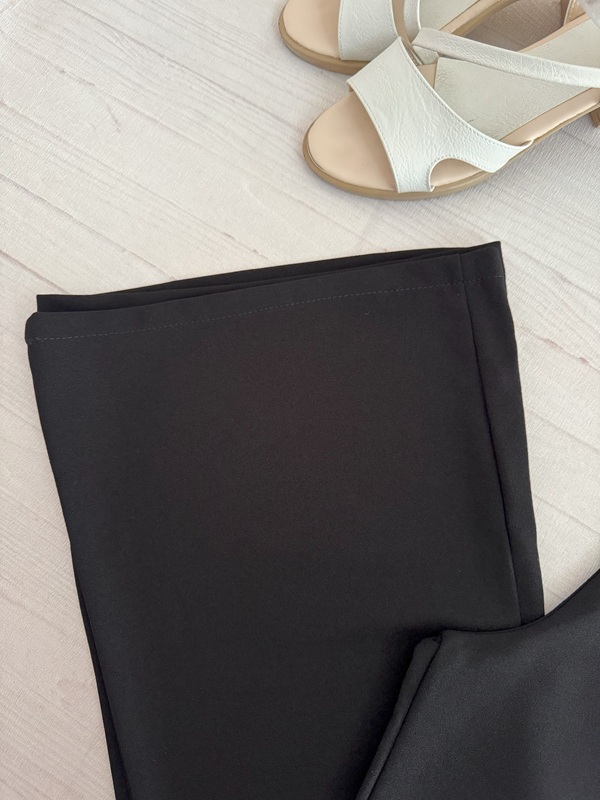 نمای پایین دمپای شلوار مشکی کرپ مازراتی دمپا روی زمین