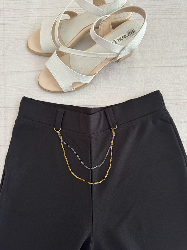 نمای جلوی کمر کشی شلوار مشکی کرپ مازراتی دمپا با زنجیر تزیینی روی زمین