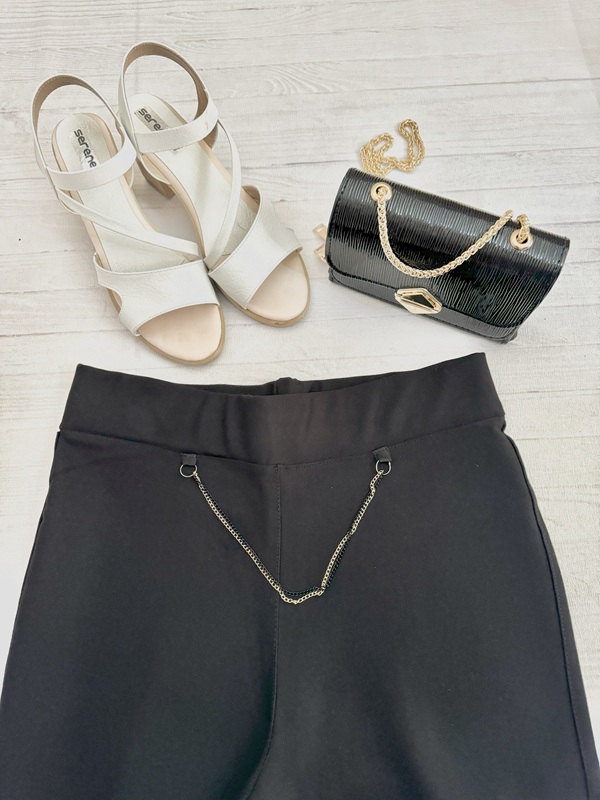 کمر ساده شلوار زنانه نخ سوزنی، نمای جلو روی زمین