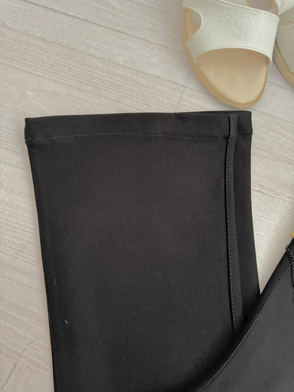 جزئیات دمپای شلوار زنانه نخ سوزنی روی زمین