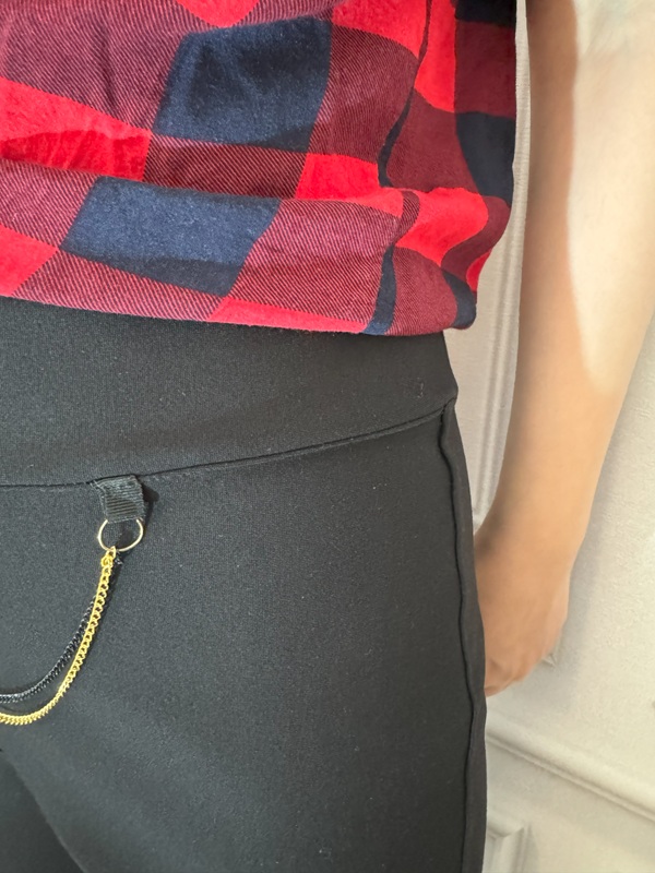 نمای زنجیر تزیینی متصل به کمر شلوار نخ سوزنی زنانه