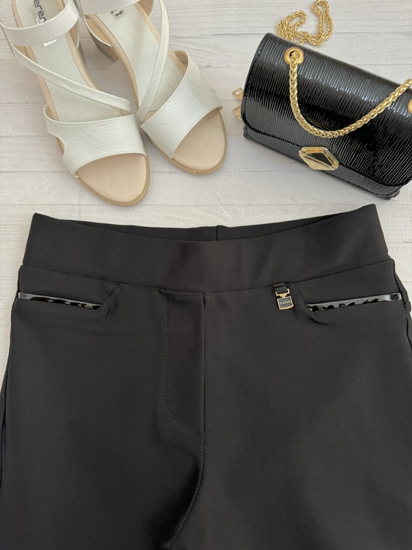 کمر ساده و تمام کش شلوار زنانه مدل پاکتی روی زمین