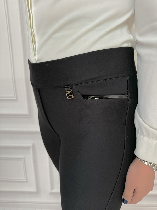 نمای نزدیک از جیب شلوار نخ سوزنی زنانه با نوار چرم‌کاری شده