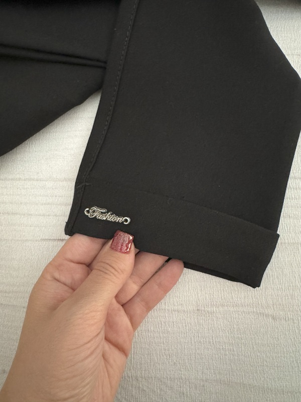 دمپای سمت چپ شلوار نخ سوزنی زنانه با چاپ حروف انگلیسی