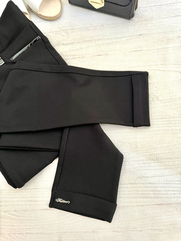 نمای جزیی از دمپای شلوار زنانه نخ سوزنی – یک طرف با چاپ حروف انگلیسی و طرف دیگر ساده، طراحی غیرقرینه جذاب