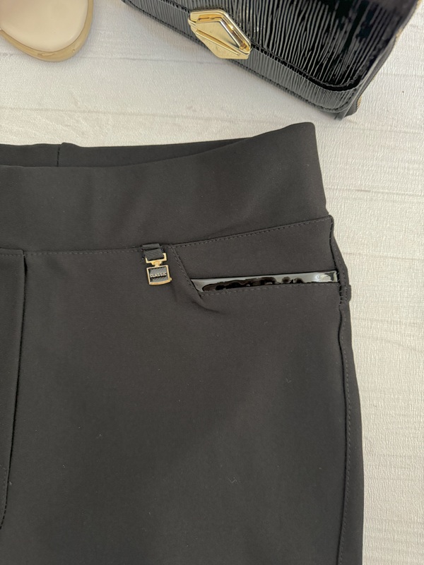 نیمه کمر جلو به همراه جیب چرمکاری شده شلوار نخ سوزنی