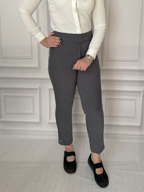 نمای جلو شلوار زنانه نخ سوزنی چاکدار – رنگ طوسی – فیت آزاد با کمر ساده