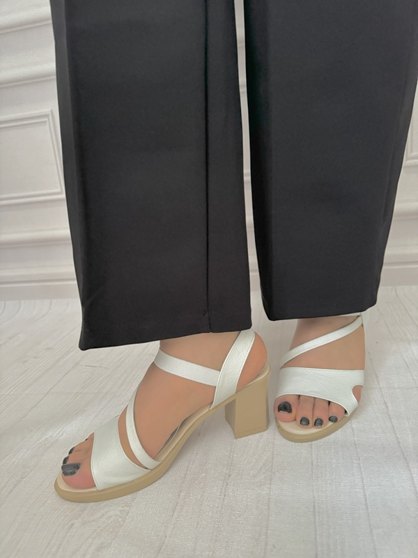 دمپای شلوار زنانه مشکی نخ کبریتی مدل بگ – نمای نزدیک روی پا