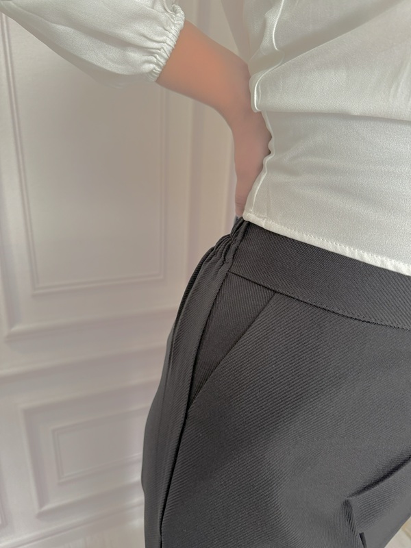 نمای بغل کمر شلوار مشکی – کمر پشت کشی برای راحتی بیشتر