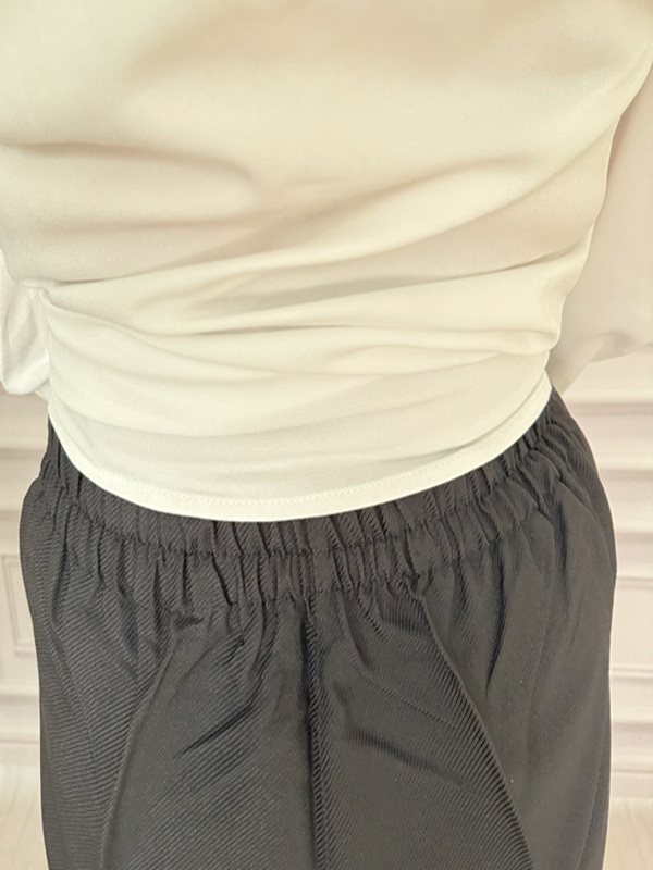 نمای پشت کمر کشدار شلوار مشکی نخ کبریتی – طراحی کاربردی