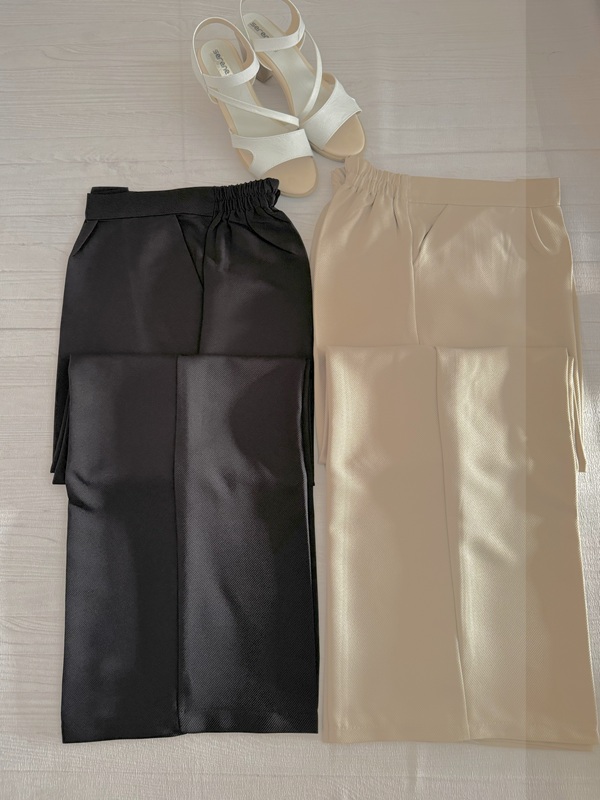 تصویر کامل دو شلوار نخ کبریتی مدل بگ – رنگهای کرم و مشکی – روی زمین