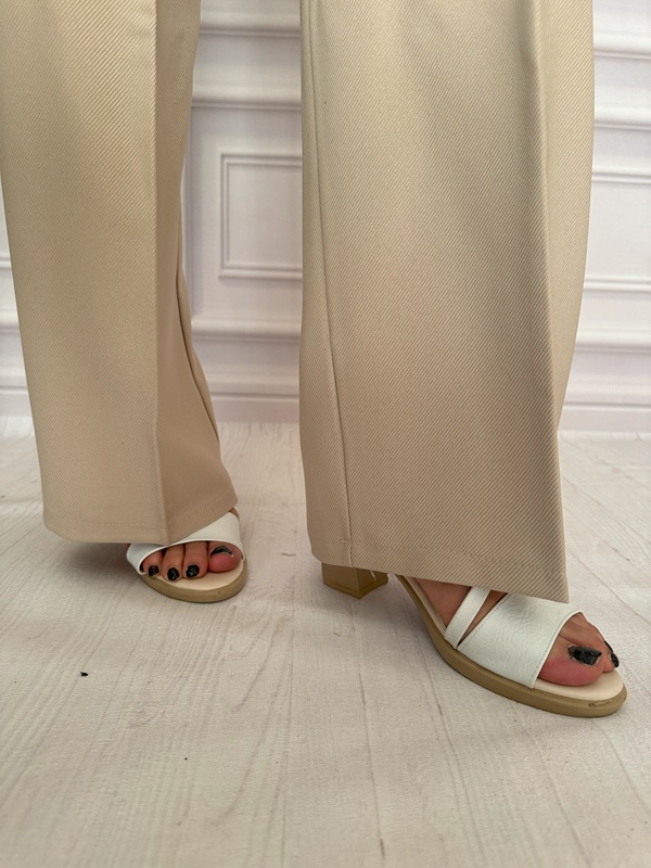 نمای دمپای شلوار کرم روی زمین – پارچه بافت کبریتی و خوشفرم