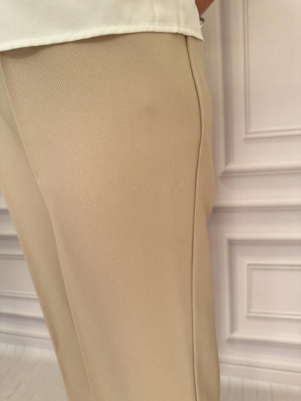 نمای بغل از شلوار کرم نخ کبریتی – مدل آزاد و راحت