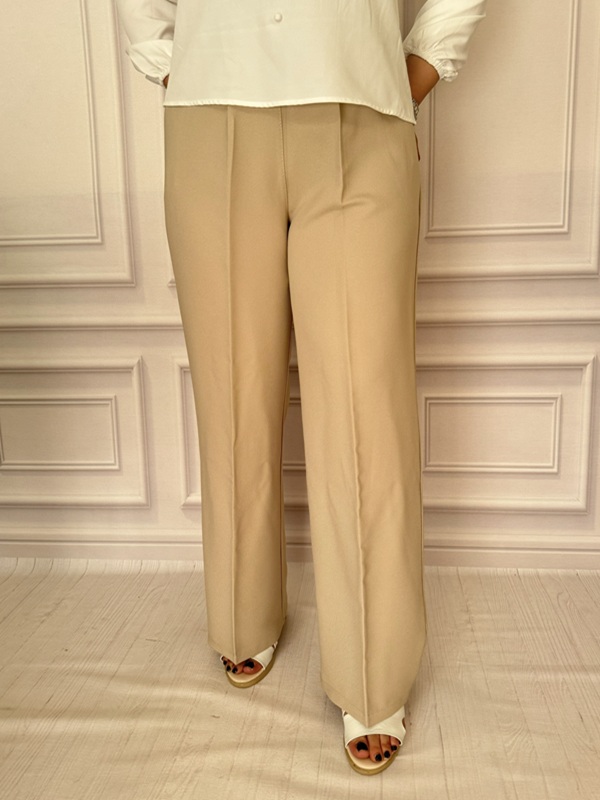 نمای جلو از شلوار کرم نخ کبریتی – مدل آزاد و راحت