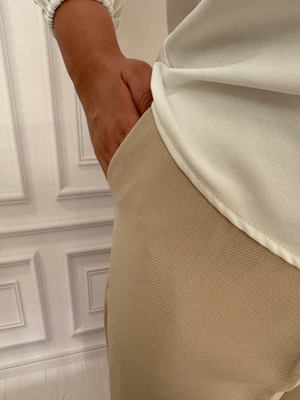 تصویر نمای نزدیک از جیب شلوار کرم نخ کبریتی – طراحی ساده و شیک