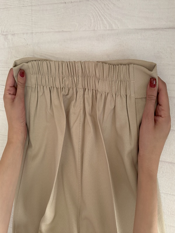 نمای پشت کمر کشدار شلوار کرم – طراحی منعطف برای استفاده روزمره